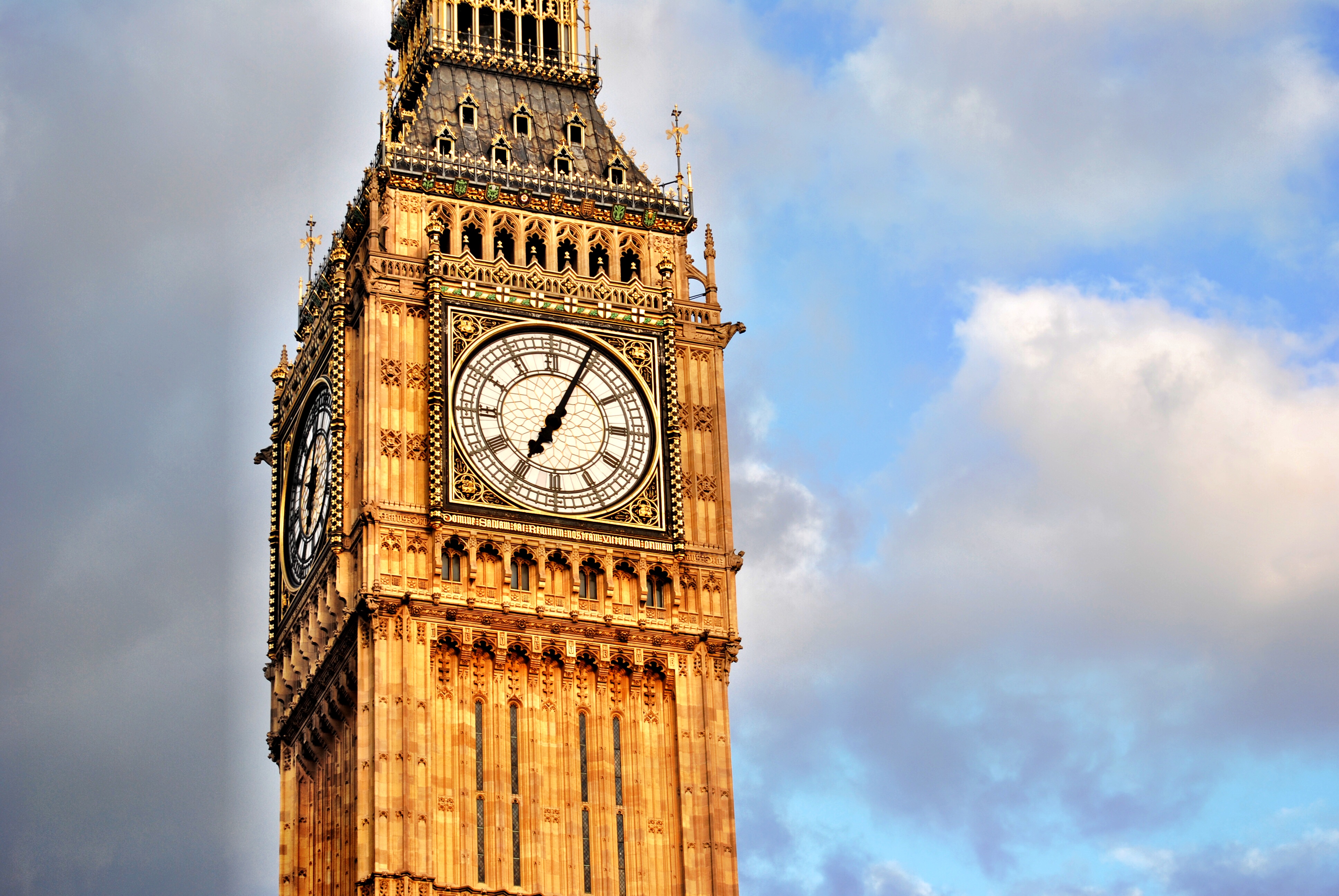 Big ben is. Биг Бен в Лондоне. Достопримечательности Англии Биг Бен. Биг Бен снизу. Биг Бен 6.