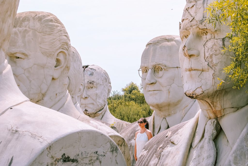 How to see giant Presidents Head statues in Virginia